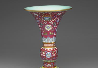 图片[2]-Vase with Indian lotus and Eight Treasures decor in famille rose on a dark red ground, Qing dynasty, Qianlong reign (1736-1795)-China Archive